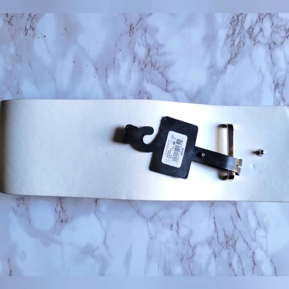 Women 2x white wide belt